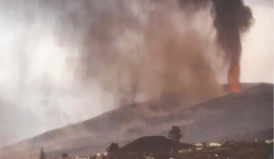  ?? ?? The Cumbre Vieja volcano in the Canary Islands continues to spew toxic gas, ash and lava over the Aridane Valley. Picture: AFP