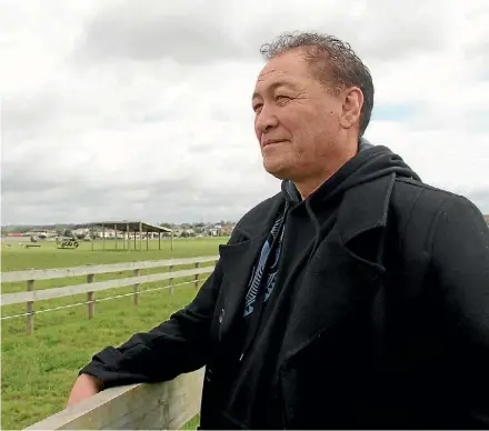  ?? TORIKA TOKALAU/STUFF ?? Te Atatu¯ Marae Coalition’s David Tanenui overlooks the site at Harbourvie­w.