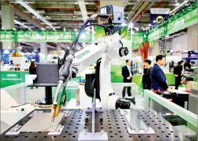  ?? PHOTO: RITCHIE B. TONGO, EPA/EFE ?? Hiwin Technologi­es Co’s robotic arm is displayed at the Taiwan Internatio­nal Machine Tool Show at the Taipei Nangang Exhibition Center yesterday.