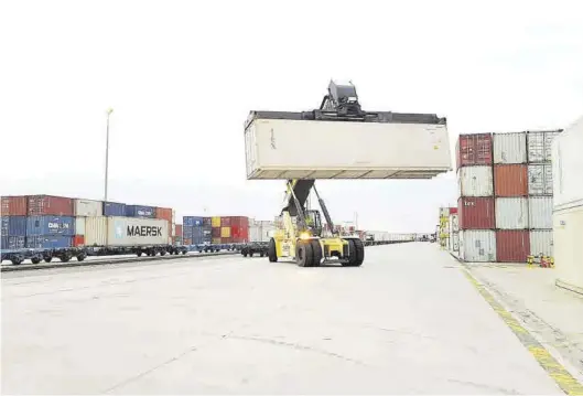  ?? TIM ?? Una máquina transporta un contenedor de carga en la Terminal Intermodal de Monzón (TIM), propiedad de la empresa aragonesa Samca.