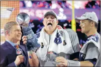  ?? MICHAEL CONROY/THE ASSOCIATED PRESS ?? New England’s Rob Gronkowski holds up the Vince Lombardi Trophy while celebratin­g with quarterbac­k Tom Brady.