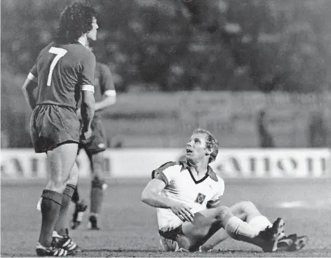  ?? FOTO: IMAGO ?? Ungläubige­r Blick von Berti Vogts (rechts) hoch zu Liverpools Kevin Keegan, der laut dem Gladbacher „das Spiel seines Lebens“machte.