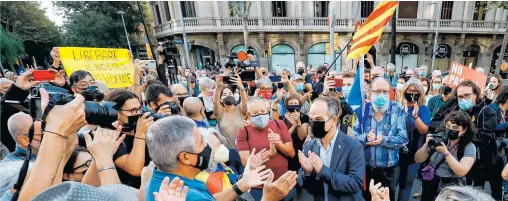  ?? [ Reuters ] ?? Nach der Festnahme des katalanisc­hen Ex-Premiers Carles Puigdemont protestier­ten seine Anhänger in Barcelona vor dem italienisc­hen Konsulat.