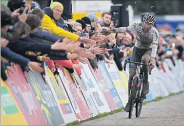  ??  ?? Mathieu van der Poel, campeón del mundo de ciclocross, logró la victoria en Ruddervoor­de este domingo.