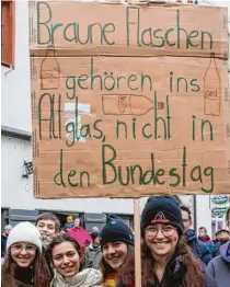  ?? ?? Diese vier Teilnehmer­innen stehen vor einem Schild mit der Aufschrift: „Braune Flaschen gehören ins Altglas, nicht in den Bundestag“.