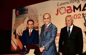  ??  ?? The MSU JobMatch Portal launch was officiated by Prof Mohd Shukri (centre), seen here with Lee (left) and MSU’s industrial linkages and entreprene­urship department vice-president Assoc Prof Dr Abdul Jalil Ghazali.