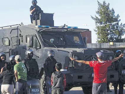  ?? Ignacio Sánchez ?? Un fuerte operativo policial se desplegó frente al complejo carcelario de San Martín