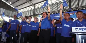  ??  ?? Abang Johari delivers his speech with gusto during the launch of BN Sarawak Youth machinery. Also with him are (from right) Snowdan, Rentap, Uggah and Tiang. — Photos by Muhammad Rais Sanusi