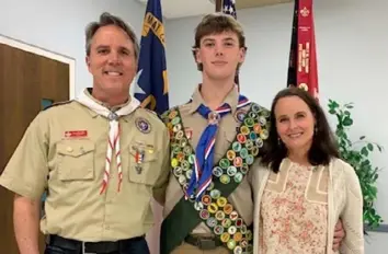  ?? TNS ?? Briar McLellan and his parents, Ken and Kim, celebratin­g his merit badge achievemen­t.