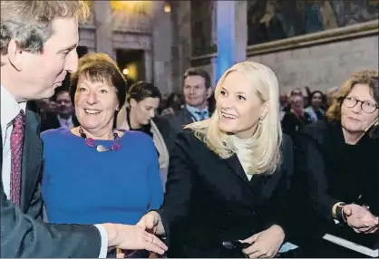  ?? NIGEL WALDRON / GETTY ?? Mette Marit saluda a Rolf Golombek, en la ceremonia en Oslo, en recuerdo de judíos deportados en 1942