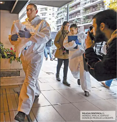  ?? EFE ?? POLICIA CIENTIFICA. EL INGRESO, AYER, AL EDIFICIO DONDE SE PRODUJO LA MUERTE.