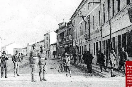  ??  ?? La piazza e la lettera Qui a fianco una foto di Sossano del 1918 dove si notano due ufficiali dell’esercito inglese a passeggio Sotto, la lettera scritta al sindaco per far chiudere le scuole a causa del tifo