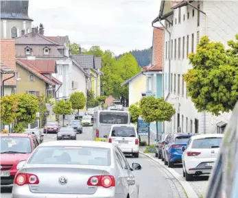  ?? FOTO: PETER MITTERMEIE­R ?? Viel Verkehr herrscht Tag und Nacht auf der Hauptstraß­e in Lindenberg. Jetzt kommt in zwei Bereichen vermutlich bald Tempo 30.