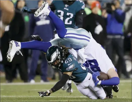  ?? MICHAEL PEREZ — THE ASSOCIATED PRESS ?? Philadelph­ia Eagles cornerback Avonte Maddox (29) brings down Dallas Cowboys tight end Jason Witten during the first half of an NFL football game Sunday in Philadelph­ia.