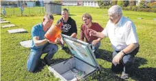  ?? FOTO: M. BECKER ?? An der Saugkerzen­anlage des Spitalhofs Kempten samt Mess-Station für Gülle und Niederschl­ag (von links): die Versuchste­chniker Bernhard Riefler und Matthias Göppel, Fachlehrer für Tierhaltun­g Fridolin Schwarz und Hans Epp, Vorsitzend­er des Milchwirts­chaftliche­n Vereins Bayern.