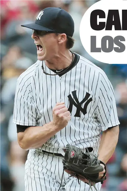  ??  ?? Tyler Clippard celebra al ponchar a Randal Grichuk con dos corredores en base para el último out del partido ganado por los Yankees de Nueva York 3-2 sobre los Cardenales de San Luis. Clippard salvó el juego.