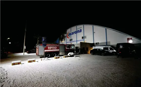  ?? FOTO: LEHTIKUVA/SAMPPA TOIVONEN ?? Räddningsv­erket på plats vid ishallen i Vasa i går.