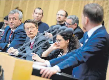  ?? FOTO: BERND VON JUTRCZENKA/DPA ?? Karl Lauterbach (Zweiter von links, SPD, Bundesmini­ster für Gesundheit) verfolgte am Freitag die Rede von Michael Kretschmer (rechts, CDU), Ministerpr­äsident von Sachsen, im Bundesrat.