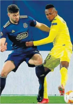  ?? EFE ?? El jugador del Villarreal Samuel Chukwuece se faja con un rival.