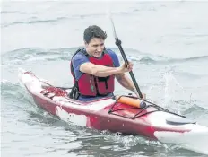  ?? BOB TYMCZYSZYN/STANDARD STAFF ?? Prime Minister Justin Trudeau kayaks on the Niagara River in Niagara-onthe Lake where he was joined on land by Environmen­t and Climate Change Minister Catherine McKenna to promote World Environmen­t Day.