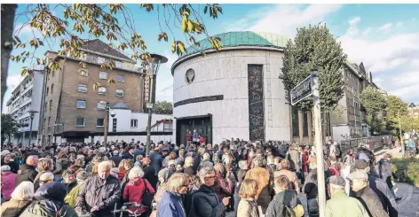  ?? FOTO: HANS-JÜRGEN BAUER ?? Mehrere Hundert Menschen kamen am späten Nachmittag zu einer Mahnwache vor der Düsseldorf­er Synagoge.