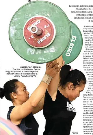  ?? WAHYUDIN/ JAWA POS ?? NYAMAN, TAPI GAMANG: Dua lifter putri Indonesia, Syarah Anggraini (kiri) dan Acchedya Jagaddita, menjalani latihan di Markas Pasmar 2, Jakarta Pusat, Senin (6/11).