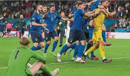  ?? AFP ?? Los jugadores de la selección italiana rodean a su arquero, Gianluigi Donnarumma, tras ser la gran figura de la final y de la Eurocopa.