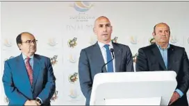  ?? FOTO: EFE ?? José Castro, Luis Rubiales y Òscar Grau tras la reunión del pasado jueves en la RFEF