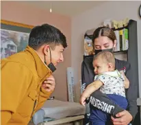  ?? NADAV SOROKER/SEARCHLIGH­T NEW MEXICO ?? Anthony Martinez, left, and Natalia Baca with their baby at Organ Mountains Family and Women’s Health in Las Cruces.