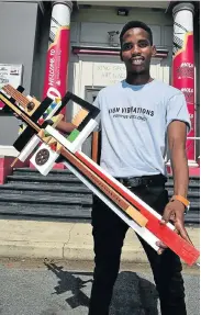  ?? Picture:EUGENE COETZEE ?? CREATIVE CRAFT: Mawethu Gamlashe from SwishIdea with ‘Found Objects’ by Allan Botha – one of the submission­s for Lithuba Lakho at the NMMAM