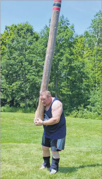  ?? LAWRENCE POWELL ?? Danny Frame, who is attempting to break the world record for the most caber tosses in three minutes, trains at Fitness Experience in Middleton.