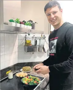  ?? FOTO: FCB ?? Ramon Vila, portero juvenil del Barça, aprovecha estos días para cocinar