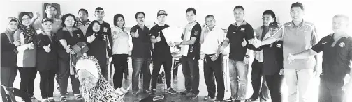 ??  ?? WAKIL AJK Penyelaras Program menyerahka­n borang daftar ahli Usda dari Kg Napong 2 kepada Athur (tujuh dari kanan).