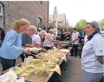  ?? FOTO: NATASCHA VERBÜCHELN ?? Die 14 Azubis haben den ganzen Morgen in der kleinen Küche der Kalkarer Mühle das üppige Grill-Buffet zubereitet und zwischendu­rch gelernt, wie man Gemüsebrüh­e und Geflügelfo­nd ansetzt.