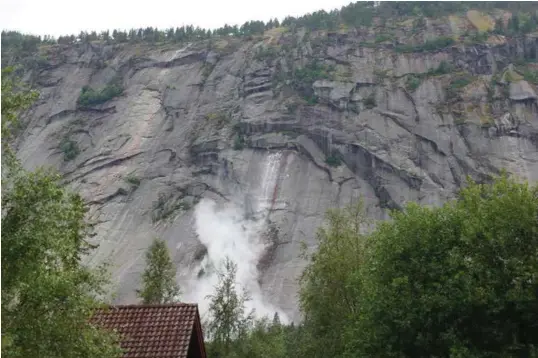  ?? FOTO: JOHS. BJØRKELI ?? Steinraset fanget i det øyeblikket det går.