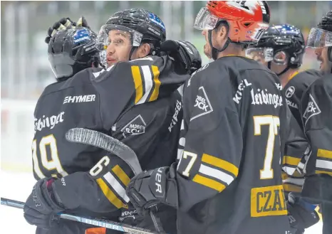  ?? FOTO: FELIX KÄSTLE ?? Wieder mal ein Erfolgserl­ebnis: Die Ravensburg Towerstars (von li. Mathieu Pompei, David Zucker und Robbie Czarnik) gewannen zu Hause gegen die Dresdner Eislöwen.