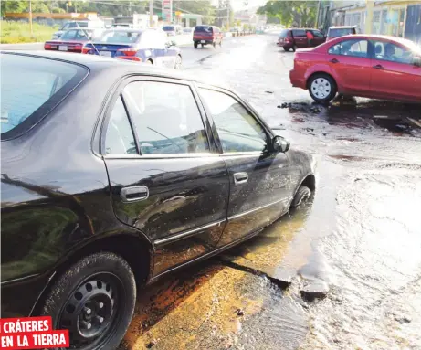  ?? Archivo ?? Imágenes como esta, que demuestra la precaria condición en las que están las carreteras, son cada vez más comunes.