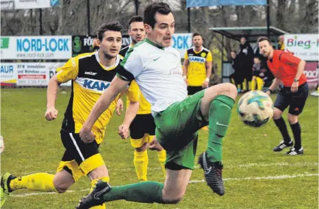  ?? FOTO: AFI ?? Nach der Niederlage gegen Heubach hat Waldhausen (gelbes Trikot) auch gegen Lauchheim das Nachsehen.