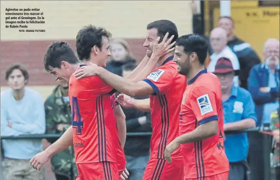  ?? FOTO: ORANGE PICTURES ?? Agirretxe no pudo evitar emocionars­e tras marcar el gol ante el Groningen. En la imagen recibe la felicitaci­ón de Rubén Pardo