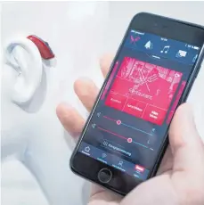  ?? FOTO: ALEXANDER HEINL/DPA ?? Angebote wie die Steuerung der Geräte über eine App auf dem Smartphone ermögliche­n die unauffälli­ge Feinjustie­rung.