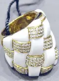  ??  ?? 18K yellow gold ring with white agate and white diamonds