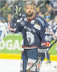  ?? FOTO: SEBASTIAN KAHNERT/DPA ?? Als hätte er es in dieser Szene schon gewusst: Darin Olver schoss für die Wild Wings gegen seinen Ex-Club Eisbären Berlin zwei Tore.