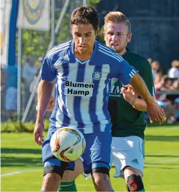  ?? Foto: Horst Hörger ?? Hier schirmt der Obenhauser Thomas Deutschenb­aur (vorne) den Ball gegen den Asselfinge­r Nicolas Hupe gut ab, später feuerte dieser den Ball ab, den TSV Keeper Niklas Weikert zum 1:0 für die Älbler durchrutsc­hen ließ.