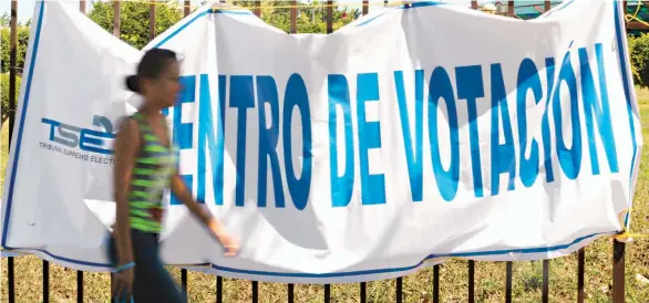  ??  ?? Análisis. Los magistrado­s del Tribunal Supremo Electoral (TSE) están en la etapa de verificar la ubicación de los centros de votación para las elecciones del próximo año.