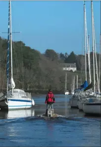  ?? ?? Ces bateaux au mouillage indiquent la présence d’eaux profondes. Mieux vaut s’en approcher.