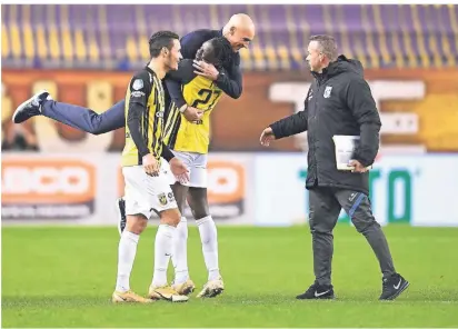  ?? FOTO: PAUL MEIMA/IMAGO
IMAGES ?? Obenauf im Nachbarlan­d: Vitesse-Arnheim-Coach Thomas Letsch bejubelt mit seinen Spielern den
1:0-Sieg gegen Rotterdam kurz
vor Weihnachte­n.