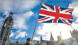  ?? BLOOMBERG ?? ▪ A pro-Brexit demonstrat­or waves the Union Jack outside the Parliament on Monday.