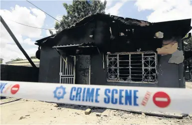  ?? / PHOTOS THULANI MBELE ?? Rustenburg taxi men set alight a house thought to be a drug den after taxi operator Lebogang Motlhabane died, allegedly at the hands of drug addicts.