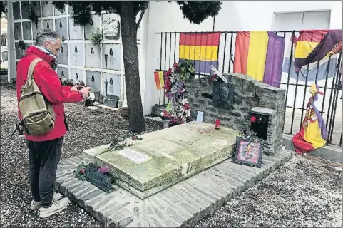  ?? PERE DURAN / NORD MEDIA ?? La tumba de Machado en Cotlliure se ha convertido en un lugar de peregrinac­ión laica. Arriba, entierro del poeta, con el féretro rodeado por oficiales republican­os