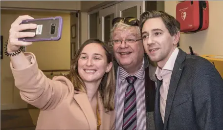  ??  ?? Former Irish Times reporter Sara Barton and a native of Ardee, now assisting Health Minister Simon Harris with photograph­er Seamus Farrelly, also from Ardee. Pic Aubrey Martin